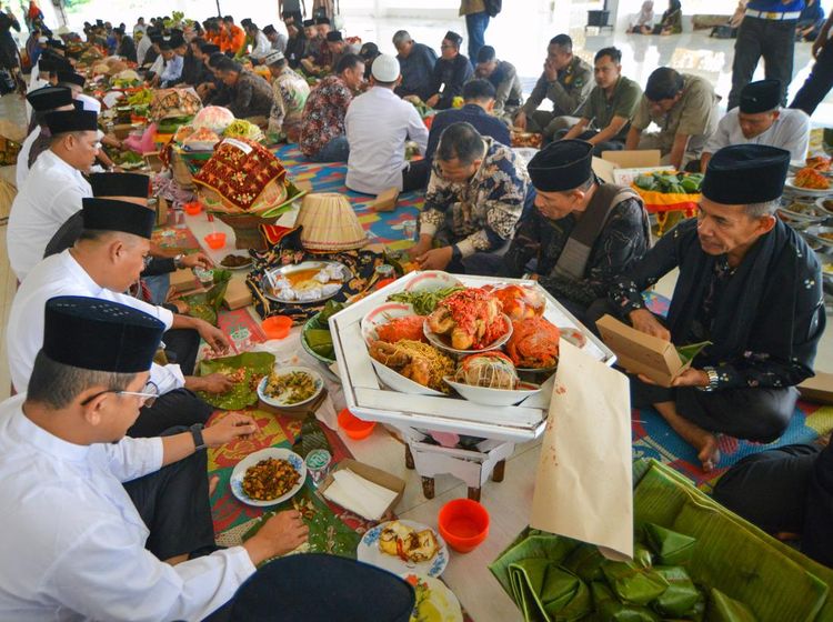 Meriahkan Mauluik Gadang, Tradisi Makan Bajamba Satukan Warga di Padang Pariaman