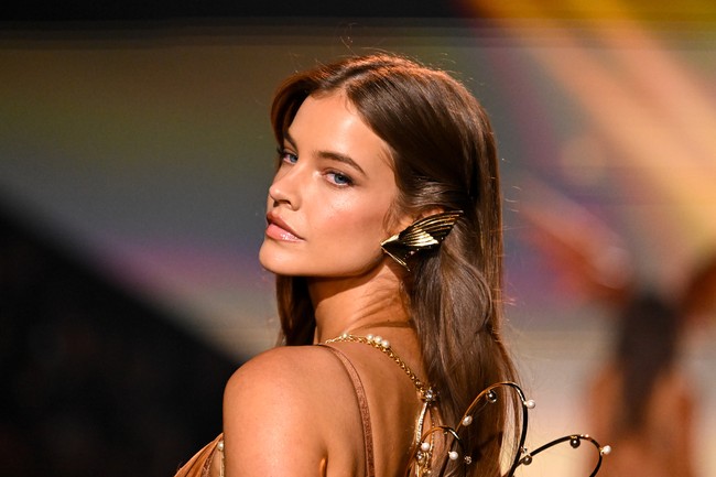 Konsep makeup ini menonjolkan tampilan kulit bercahaya yang lembap, segar, dan memantulkan cahaya di setiap sudut runway. Seperti yang terlihat di wajah model Barbara Palvin. Foto: Variety via Getty Images/Gilbert Flores
