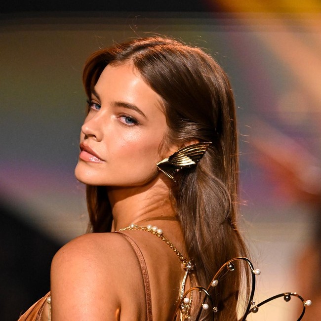 Tren Makeup dari Victorias Secret Show 2025, Smokey Eyes hingga Bibir Glossy