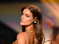 Tren Makeup dari Victorias Secret Show 2025, Smokey Eyes hingga Bibir Glossy