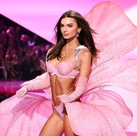 Terinspirasi dari masa kejayaan Victoria’s Secret di era 90-an, Pat McGrath memadukan nuansa smokey eyes lembut, pipi baby pink, dan bibir glossy berkilau untuk menciptakan look klasik namun tetap terkesan modern. Model Emily Ratajkowski, yang debut di show ini, menampilkan gaya makeup tersebut. Foto: Variety via Getty Images/Gilbert Flores