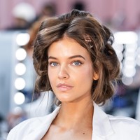 Dame Pat McGrath merupakan maestro makeup legendaris yang sudah tak terpisahkan dari dunia fashion week internasional. Untuk peragaan busana lingerie Victoria’s Secret, dia menciptakan konsep makeup yang disebut ‘angelic glow’. Foto: FilmMagic/TheStewartofNY