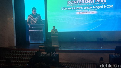 Menteri UMKM Manan Abdurrahman saat menyampaikan pidato di acara Hari Asuransi 2025 di Nusa Dua, Badung, Sabtu (18/10/2025).