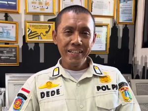 Anggota Satpol PP Tegur Pemotor Lawan Arah-Naik Trotoar, Bahasanya Jadi Sorotan