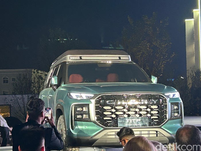 Mobil Konsep Chery dengan kode TT1P. Chery International User Summit di Wuhu, China, menjadi saksi kelahiran mobil yang sangat unik dan mungkin pertama kalinya di dunia. Mobil bisa bertransformasi jadi mobil 7 seater, 5 seater, pick up, camping car atau jadi convertible SUV (mobil SUV beratap terbuka). Mobil 5 in 1 ini namanya!