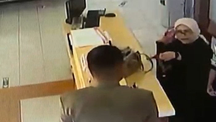 Momen saat anggota DPRD Pinrang Mansyur Damma dan honorer Disdukcapil Pinrang Ayu Lestari cekcok.