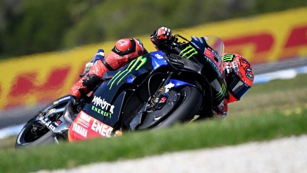 Monster Energy Yamaha MotoGP team's French MotoGP rider Fabio Quartararo races through a corner during a practice session for the Australian MotoGP Grand Prix on Phillip Island on 18 October, 2025 (Photo by Paul CROCK / AFP) / -- IMAGE RESTRICTED TO EDITORIAL USE - STRICTLY NO COMMERCIAL USE --