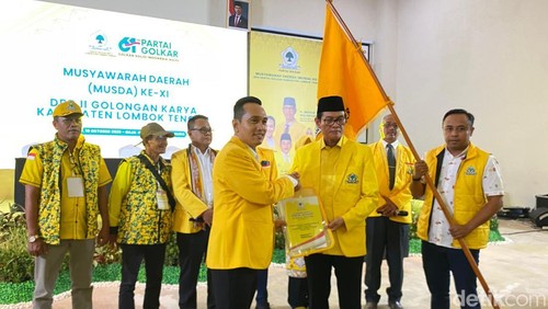 Klubda yalagan mushuk