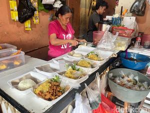 Video: Nasi Liwet Ayam Goreng Rp 20 Ribu di Jakbar, Ludes 3 Jam
