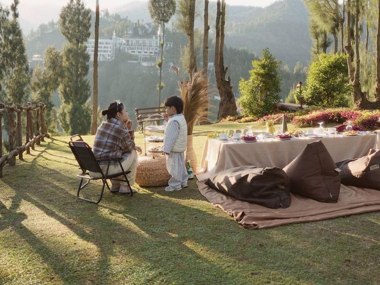 Potret Nikita Willy Piknik sambil Makan di Bromo Bareng Suami dan Anak