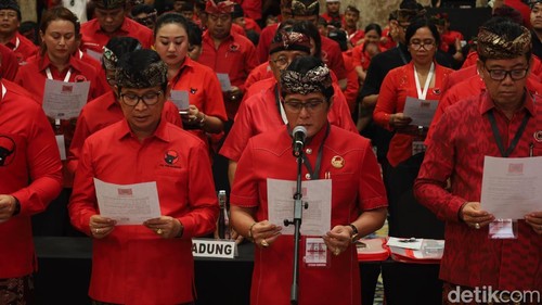 Para Ketua, Sekretaris, Bendahara, DPC PDIP Kabupaten/Kota se-Bali Periode 2025-2030 membaca sumpah jabatan saat Konfercab, Badung, Sabtu (18/10/2025).