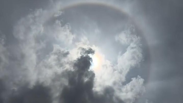 Penampakan fenomena Halo Matahari di Palembang.