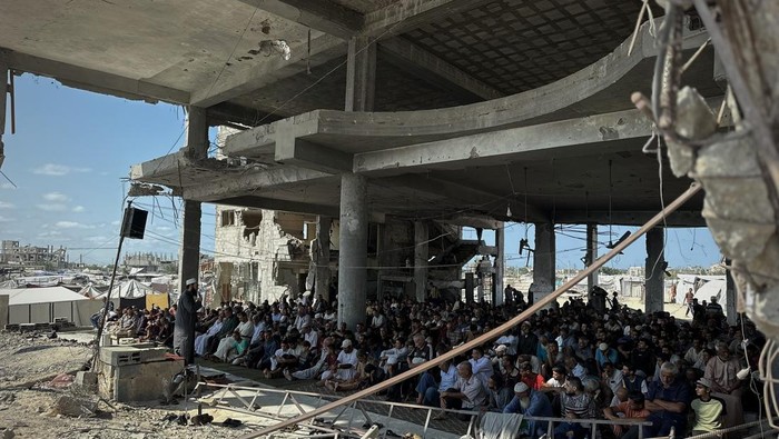 Penduduk Gaza Sholat Jumat KHAN YUNIS, GAZA - OCTOBER 17: Palestinians perform Friday prayers amid the rubble of Al-Albani Mosque, destroyed during Israeli attacks, in Khan Yunis, southern Gaza, on October 17, 2025. (Photo by Doaa Albaz/Anadolu via Getty Images)