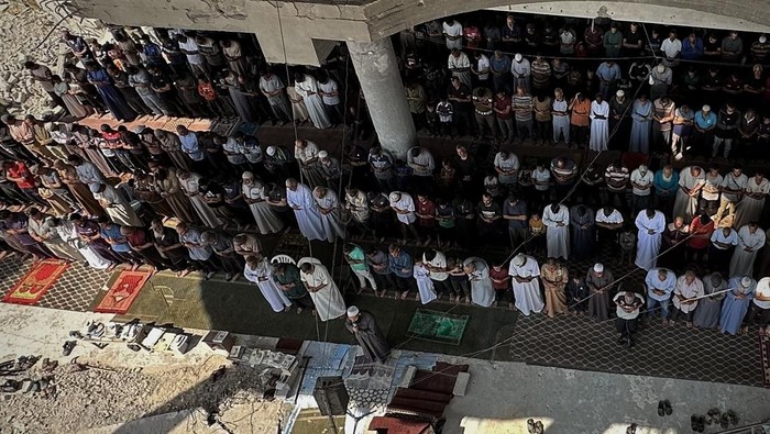 Penduduk Gaza Sholat Jumat KHAN YUNIS, GAZA - OCTOBER 17: Palestinians perform Friday prayers amid the rubble of Al-Albani Mosque, destroyed during Israeli attacks, in Khan Yunis, southern Gaza, on October 17, 2025. (Photo by Doaa Albaz/Anadolu via Getty Images)