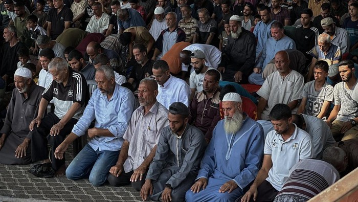 Penduduk Gaza Sholat Jumat KHAN YUNIS, GAZA - OCTOBER 17: Palestinians perform Friday prayers amid the rubble of Al-Albani Mosque, destroyed during Israeli attacks, in Khan Yunis, southern Gaza, on October 17, 2025. (Photo by Doaa Albaz/Anadolu via Getty Images)