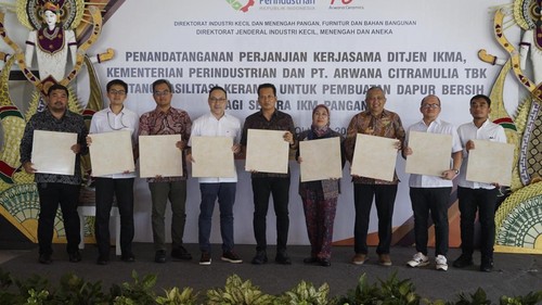 Penyerahan bantuan keramik untuk Industri Kecil dan Menengah (IKM) di Kabupaten Jembrana oleh Bupati Jembrana, I Made Kembang Hartawan, di Aula Gedung Sentra Tenun Jembrana, Jumat (17/10/2025).