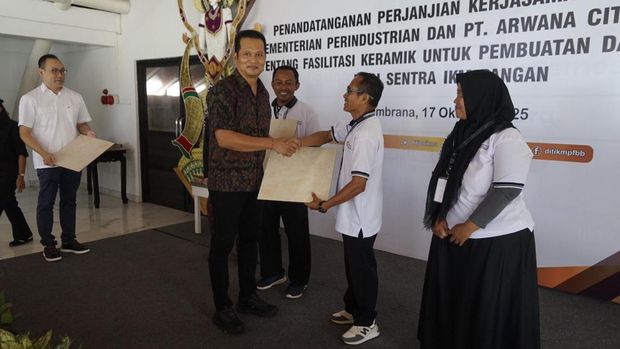Penyerahan bantuan keramik untuk Industri Kecil dan Menengah (IKM) di Kabupaten Jembrana oleh Bupati Jembrana, I Made Kembang Hartawan, di Aula Gedung Sentra Tenun Jembrana, Jumat (17/10/2025).