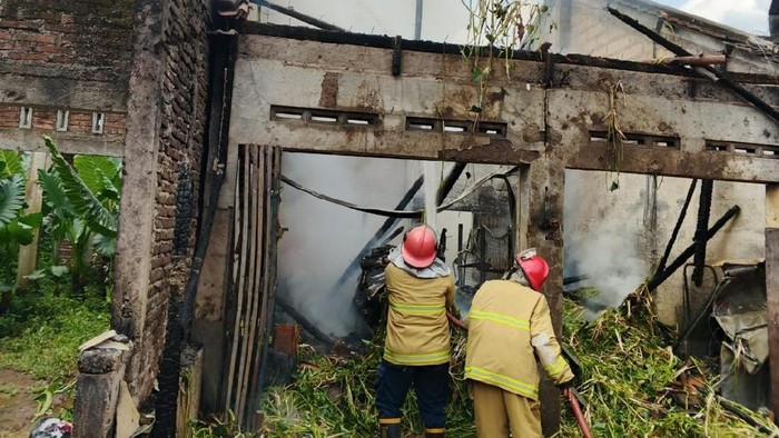 Petugas damkar Ciamis saat menangani kebakaran di Cilacap