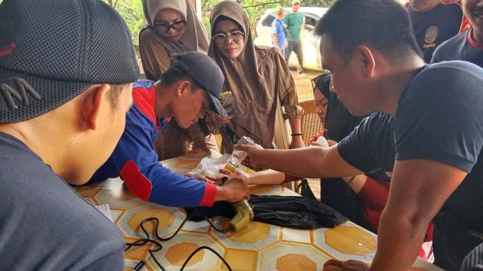 Petugas Damkar PALI bantu lepas cincin dari tangan warga.
