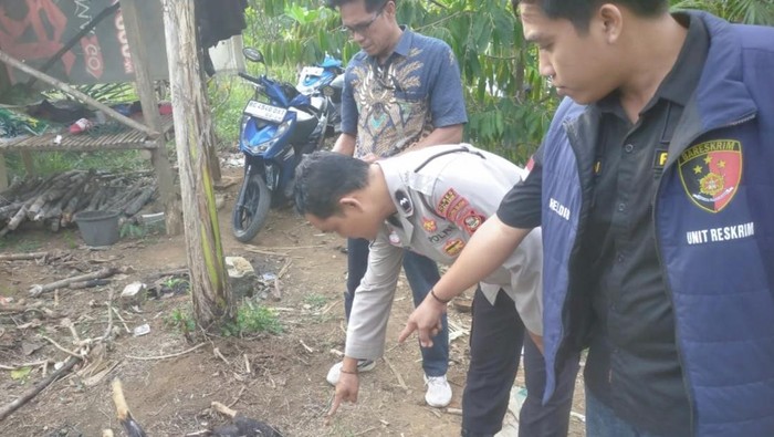 Polisi saat mengecek TKP hewan ternak mati di Muara Enim.