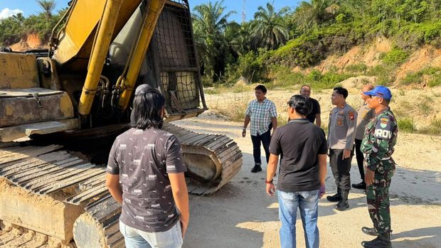 Polres Kampar dan TNI menindak tambang ilegal Galian C Polres Kampar dan TNI menindak tambang ilegal Galian C di Kelurahan Langgini, Kecamatan Bangkinang Kota, Kabupaten Kampar, Sabtu (18/10/2025).