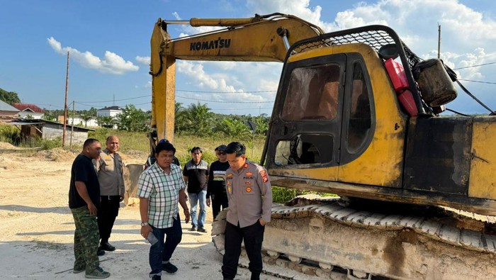 Polres Kampar dan TNI menindak tambang ilegal Galian C di Kelurahan Langgini, Kecamatan Bangkinang Kota, Kabupaten Kampar, Sabtu (18/10/2025).