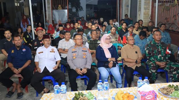 Polres Metro Bekasi Kota bersama Ditbinmas Polda Metro Jaya menggelar kegiatan Ngopi Kamtibmas Sat Kamling bareng warga Kampung Rawa Semut 2. (dok Istimewa)