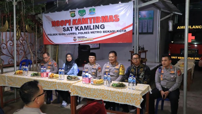 Polres Metro Bekasi Kota bersama Ditbinmas Polda Metro Jaya menggelar kegiatan Ngopi Kamtibmas Sat Kamling bareng warga Kampung Rawa Semut 2. (dok Istimewa)