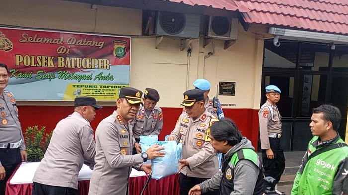 Polres Metro Tangerang Kota menggelar Jumat Peduli, berbagi dengan ojol dan baksos di slum area, Jumat (17/10/2025).