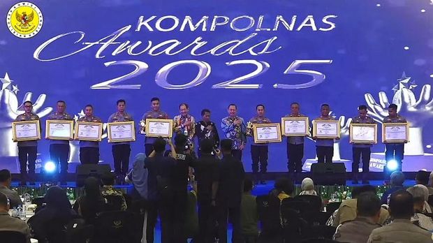 Polsek Bobotsari saat menerima Kompolnas Awards kategori Polsek Harkamtibmas di Jakarta.