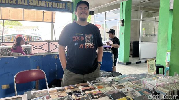 Potret kaset, CD, dan vinyl berjejeran di salah satu lapak Jogja Record Store Club di daerah Pakuncen, Wirobrajan, Kota Jogja, Sabtu (18/10/2025). Potret kaset, CD, dan vinyl berjejeran di salah satu lapak Jogja Record Store Club di daerah Pakuncen, Wirobrajan, Kota Jogja, Sabtu (18/10/2025).