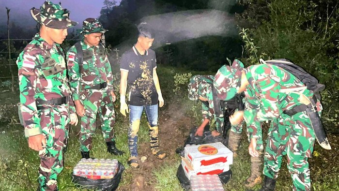 Prajurit TNI dari Satgas Pamtas RI–Malaysia Yonarmed 4/Parahyangan mengamankan penyelundupan ratusan kaleng minuman keras.