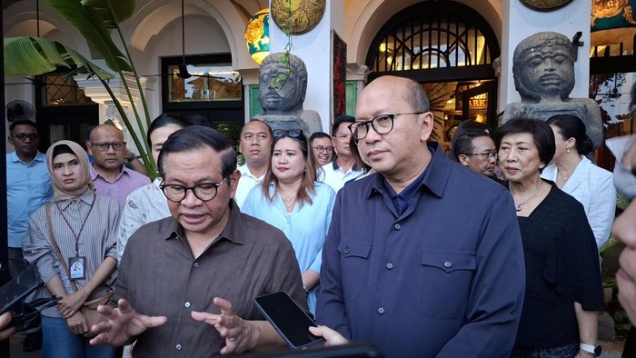 Gubernur DKI Jakarta Pramono Anung meninjau Kawasan dan Pengembangan Transit Oriented Development (TOD) Kota Tua, Jakarta Barat, bersama bersama Menteri Investasi dan Hilirisasi Rosan Roeslani, Sabtu (18/10/2025).