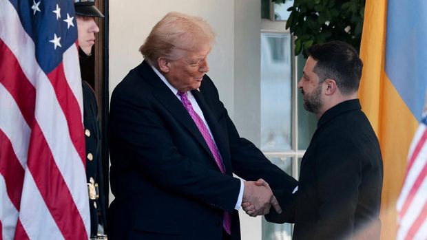 Presiden AS Donald Trump menerima kunjungan Presiden Ukraina Volodymyr Zelenskiy di Gedung Putih di Washington, D.C., AS, Jumat (17/10/2025) waktu setempat. (REUTERS/Jonathan Ernst)