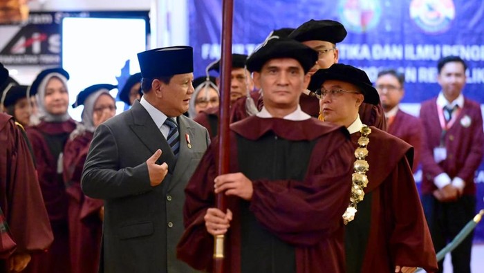 Presiden Prabowo saat orasi ilmiah di Sidang Senat Terbuka, UKRI, Sabtu (18/10/2025).