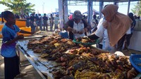 Pegawai Pemkab Raja Ampat menyiapkan ikan bakar yang akan dibagikan kepada warga di Pantai Waisai Torang Cinta (WTC) Kabupaten Raja Ampat, Papua Barat Daya. Foto: ANTARA FOTO/OLHA MULALINDA