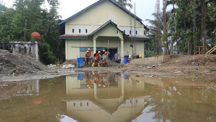 Progres pembangunan KNMP di Aceh Barat Daya Sejumlah pekerja menyelesaikan pembangunan proyek infrastruktur Kampung Nelayan Merah Putih (KNMP) di Desa Lhok Pawoh, Kecamatan Manggeng, Aceh Barat Daya (Abdya), Aceh, Sabtu (18/10/2025). Berdasarkan keterangan konsultan pengawas proyek, progres pembangunan Kampung Nelayan Merah Putih (KNMP) di kawasan itu telah mencapai 15 persen dengan target penyelesaian akhir Desember mendatang. ANTARA FOTO/Syifa Yulinnas/bar