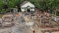 Foto udara sejumlah pekerja menyelesaikan pembangunan proyek infrastruktur Kampung Nelayan Merah Putih (KNMP) di Desa Lhok Pawoh, Kecamatan Manggeng, Aceh Barat Daya (Abdya), Aceh. Foto: ANTARA FOTO/SYIFA YULINNAS
