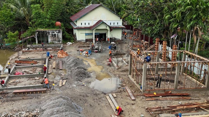 Progres pembangunan KNMP di Aceh Barat Daya Sejumlah pekerja menyelesaikan pembangunan proyek infrastruktur Kampung Nelayan Merah Putih (KNMP) di Desa Lhok Pawoh, Kecamatan Manggeng, Aceh Barat Daya (Abdya), Aceh, Sabtu (18/10/2025). Berdasarkan keterangan konsultan pengawas proyek, progres pembangunan Kampung Nelayan Merah Putih (KNMP) di kawasan itu telah mencapai 15 persen dengan target penyelesaian akhir Desember mendatang. ANTARA FOTO/Syifa Yulinnas/bar