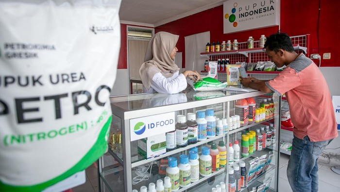 Seorang petani membeli pupuk di Koperasi Desa Merah Putih (KDMP) Desa Bentangan, Wonosari, Klaten, Jawa Tengah, Sabtu (18/10/2025). Pemerintah merencanakan akan segera menyalurkan kredit dan pembiayaan ke Koperasi Desa/Kelurahan Merah Putih (Kopdes/KKMP) melalui Bank Himpunan Milik Negara (Himbara) dengan alokasi tahap awal diberikan kepada sekitar seribu koperasi guna memperkuat pertumbuhan perekonomian di daerah. ANTARA FOTO/Mohammad Ayudha/tom.