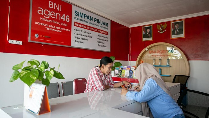 Warga berkonsultasi mengenai pembiayaan keuangan dengan petugas simpan pinjam Koperasi Desa Merah Putih (KDMP) Desa Bentangan, Wonosari, Klaten, Jawa Tengah, Sabtu (18/10/2025). Pemerintah merencanakan akan segera menyalurkan kredit dan pembiayaan ke Koperasi Desa/Kelurahan Merah Putih (Kopdes/KKMP) melalui Bank Himpunan Milik Negara (Himbara) dengan alokasi tahap awal diberikan kepada sekitar seribu koperasi guna memperkuat pertumbuhan perekonomian di daerah. ANTARA FOTO/Mohammad Ayudha/tom.