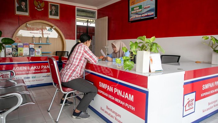 Rencana pembiayaan Bank Himbara ke Kopdes Merah Putih Warga berkonsultasi mengenai pembiayaan keuangan dengan petugas simpan pinjam Koperasi Desa Merah Putih (KDMP) Desa Bentangan, Wonosari, Klaten, Jawa Tengah, Sabtu (18/10/2025). Pemerintah merencanakan akan segera menyalurkan kredit dan pembiayaan ke Koperasi Desa/Kelurahan Merah Putih (Kopdes/KKMP) melalui Bank Himpunan Milik Negara (Himbara) dengan alokasi tahap awal diberikan kepada sekitar seribu koperasi guna memperkuat pertumbuhan perekonomian di daerah. ANTARA FOTO/Mohammad Ayudha/tom.