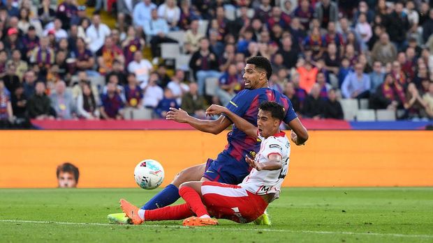 Ronald Araujo BARCELONA, SPAIN - OCTOBER 18: Ronald Araujo of FC Barcelona scores his team's second goal during the LaLiga EA Sports match between FC Barcelona and Girona FC at Spotify Camp Nou on October 18, 2025 in Barcelona, Spain. (Photo by David Ramos/Getty Images)