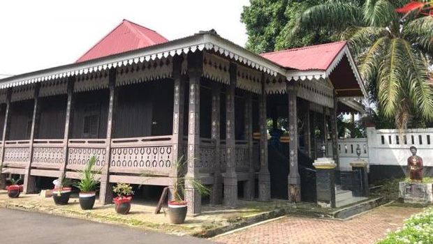 Rumah adat Rejang