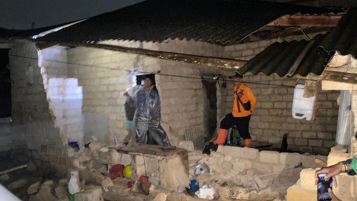 Rumah warga mengalami kerusakan usai angin kencang menerjang di kawasan Desa Cimanggu 1, Cibungbulang, Bogor.