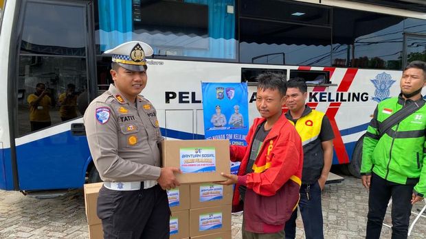 Satlantas Polres Pelalawan menggelar bakti sosial, tanam pohon hingga perpanjangan SIM gratis bagi ojol