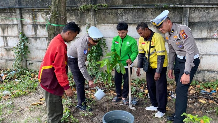 Satlantas Polres Pelalawan menggelar bakti sosial, tanam pohon hingga perpanjangan SIM gratis bagi ojol