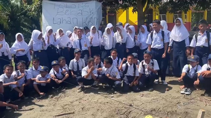 Siswa SMP Negeri 5 Dapurang di Kabupaten Pasangkayu, menumpang belajar di gedung SMK Dapurang gegara sisa utang pembayaran lahan sekolahnya ditagih pemilik lahan.