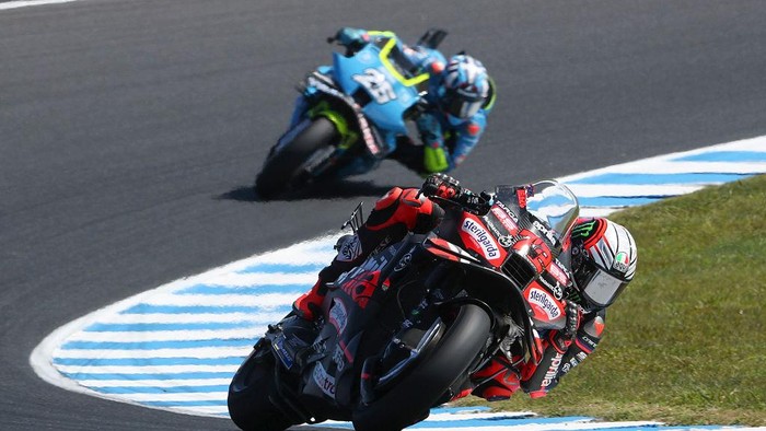 Sprint Race MotoGP Australia 2025 PHILLIP ISLAND, AUSTRALIA - OCTOBER 18: Marco Bezzecchi of Italy riding the Aprilia Racing bike (72) during the MotoGP Sprint of Australia at Phillip Island Grand Prix Circuit on October 18, 2025 in Phillip Island, Australia. (Photo by Gold & Goose Photography/Getty Images)