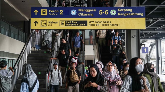 Sejumlah penumpang beraktivitas di kawasan Stasiun Tanah Abang Baru, Jakarta Pusat, Sabtu (18/10/2024). Stasiun Tanah Abang yang baru kini telah siap beroperasi, meski belum diresmikan secara resmi oleh pihak pemerintah.